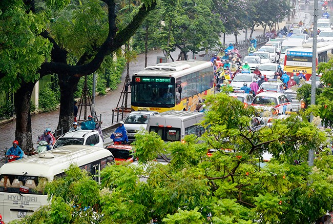 Đường Hà Nội ùn tắc trong mưa vào sáng đầu tuần - ảnh 10