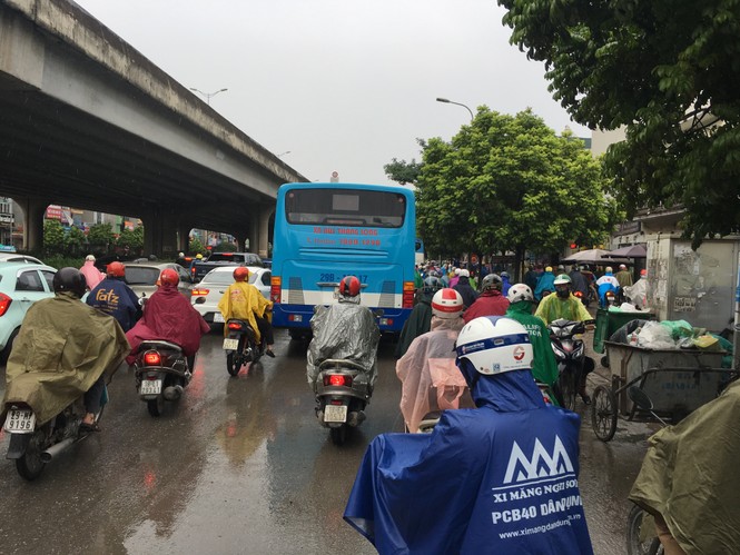 Đường Hà Nội ùn tắc trong mưa vào sáng đầu tuần - ảnh 7