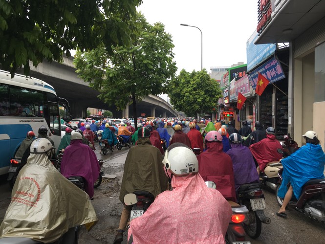 Đường Hà Nội ùn tắc trong mưa vào sáng đầu tuần - ảnh 6