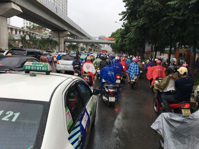 Đường Hà Nội ùn tắc trong mưa vào sáng đầu tuần - ảnh 3