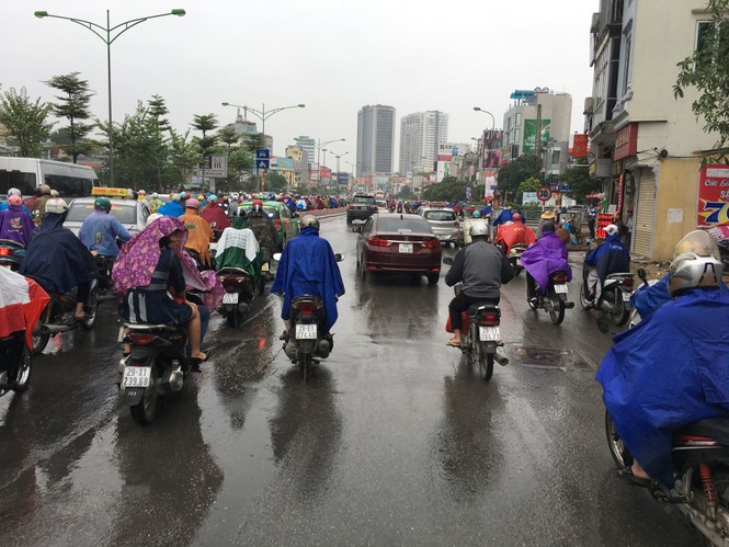 Đường Hà Nội ùn tắc trong mưa vào sáng đầu tuần - ảnh 11