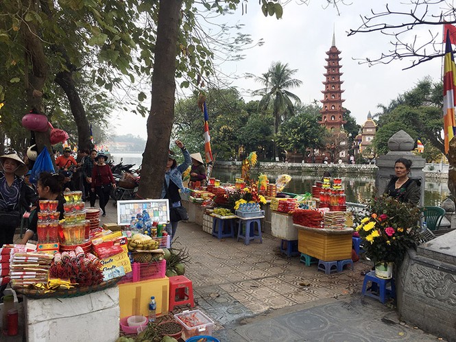 Người dân đi lễ đền chùa vẫn đỏ lửa đốt vàng mã - ảnh 3