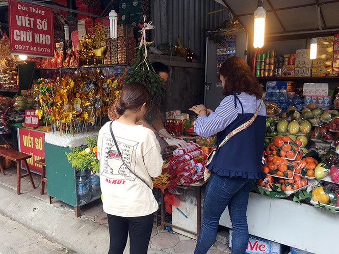 Người dân đi lễ đền chùa vẫn đỏ lửa đốt vàng mã - ảnh 13