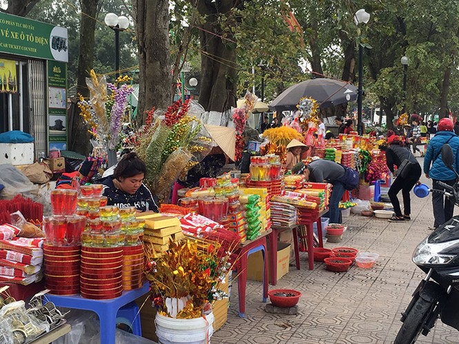 Người dân đi lễ đền chùa vẫn đỏ lửa đốt vàng mã - ảnh 1