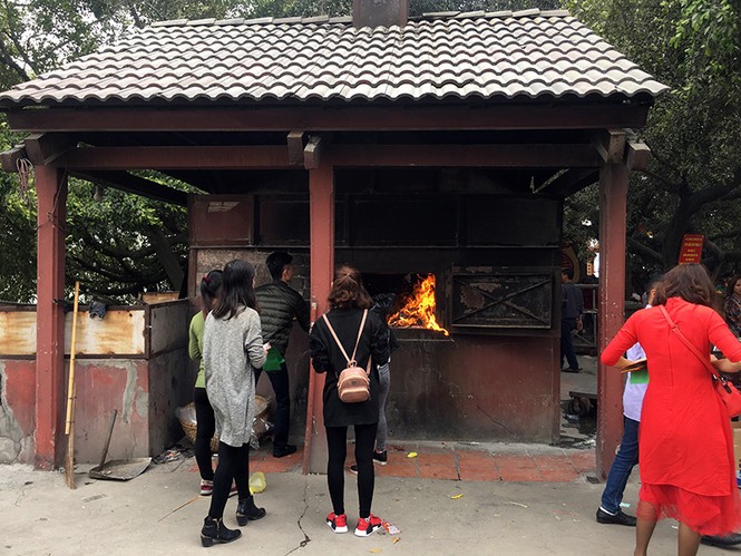 Người dân đi lễ đền chùa vẫn đỏ lửa đốt vàng mã - ảnh 14