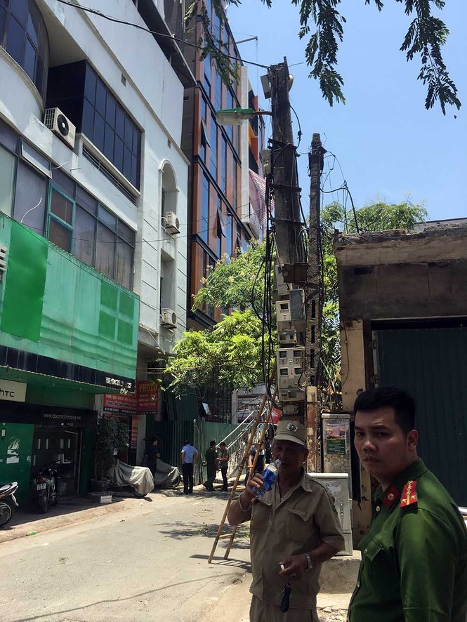 Sập vận thăng ở Hà Nội, khách uống trà đá vỉa hè trọng thương - ảnh 2