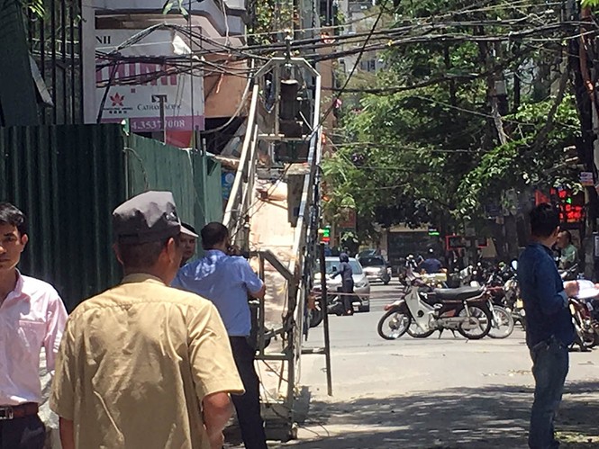 Sập vận thăng ở Hà Nội, khách uống trà đá vỉa hè trọng thương - ảnh 3