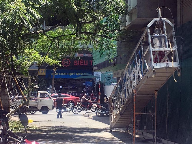 Sập vận thăng ở Hà Nội, khách uống trà đá vỉa hè trọng thương - ảnh 5