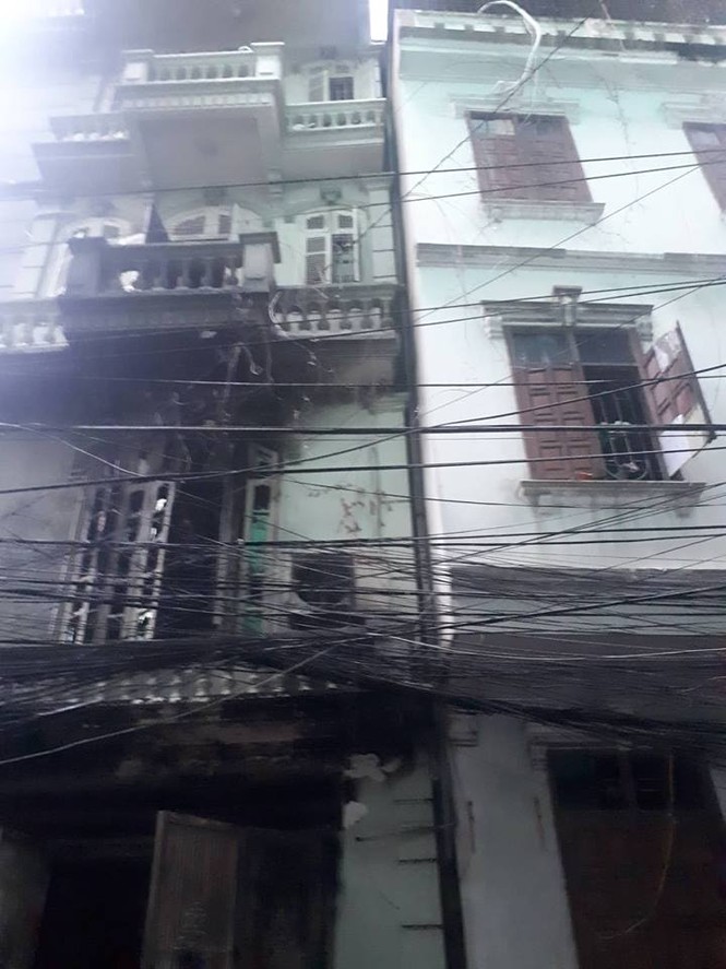 Ngôi nhà bóc cháy dữ dội lúc sáng sớm, nhiều người thoát chết - ảnh 2