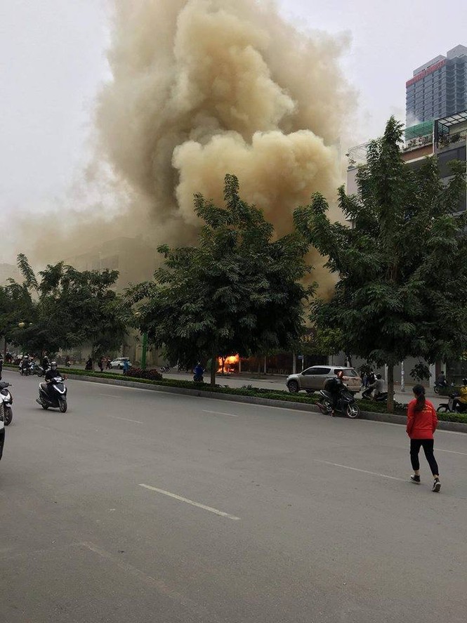 Cháy lớn tại cửa hàng ăn uống trên đường Nguyễn Văn Huyên - ảnh 1