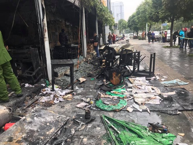 Hiện trường vụ cháy lớn tại cửa hàng ăn uống đường Nguyễn Văn Huyên - ảnh 7
