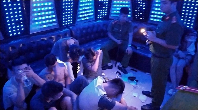 Hơn 70 ‘nam thanh nữ tú’ dương tính ma túy bay lắc trong quán karaoke - ảnh 1