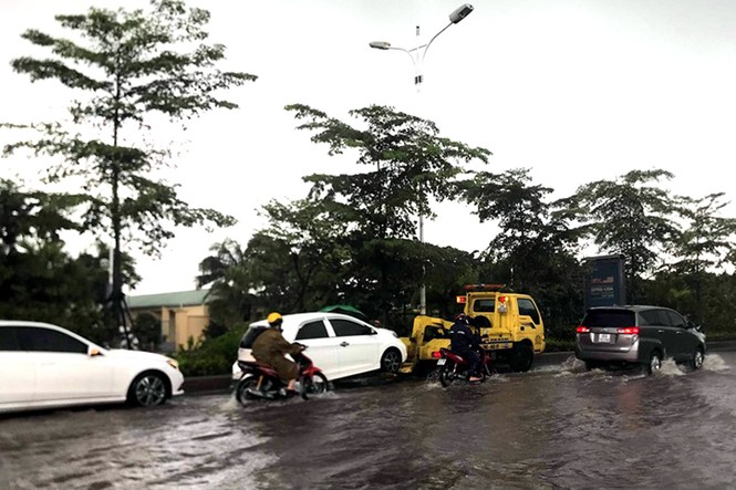 Dịch vụ cứu hộ xe ngập nước 'hút' khách ở Hà Nội lúc mưa bão - ảnh 3