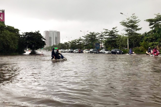 Dịch vụ cứu hộ xe ngập nước 'hút' khách ở Hà Nội lúc mưa bão - ảnh 7