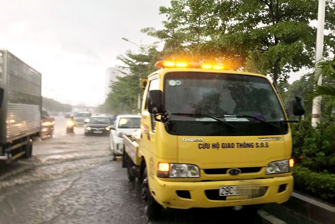 Dịch vụ cứu hộ xe ngập nước 'hút' khách ở Hà Nội lúc mưa bão - ảnh 1