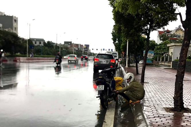 Dịch vụ cứu hộ xe ngập nước 'hút' khách ở Hà Nội lúc mưa bão - ảnh 5