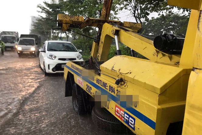 Dịch vụ cứu hộ xe ngập nước 'hút' khách ở Hà Nội lúc mưa bão - ảnh 2