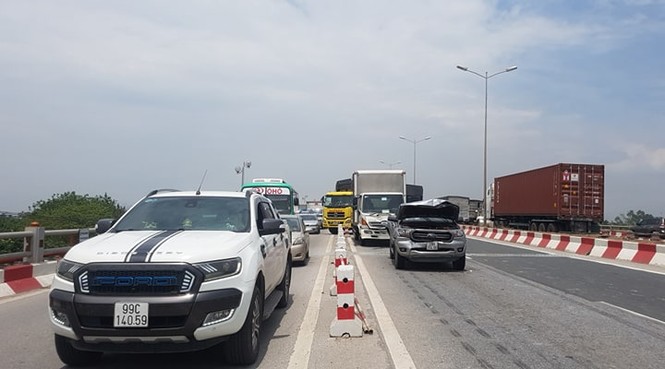 Giao thông ùn tắc cả cây số sau vụ tai nạn liên hoàn trên cầu Thanh Trì - ảnh 3