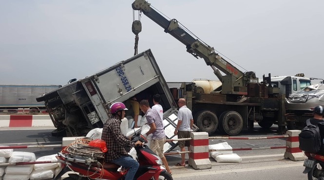 Giao thông ùn tắc cả cây số sau vụ tai nạn liên hoàn trên cầu Thanh Trì - ảnh 1