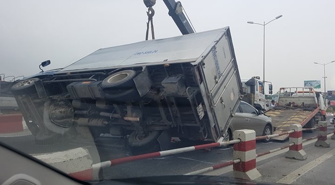Giao thông ùn tắc cả cây số sau vụ tai nạn liên hoàn trên cầu Thanh Trì - ảnh 8