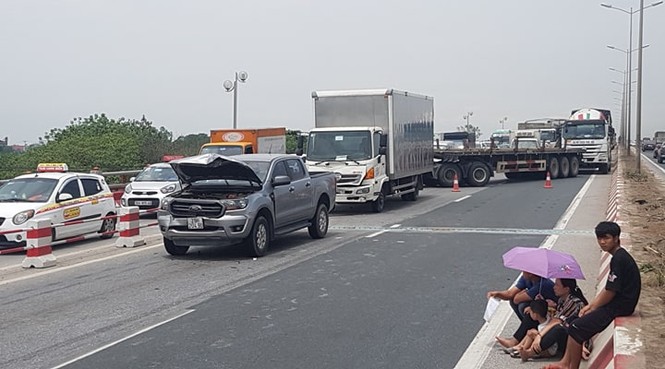 Giao thông ùn tắc cả cây số sau vụ tai nạn liên hoàn trên cầu Thanh Trì - ảnh 7