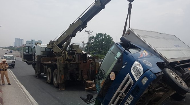 Giao thông ùn tắc cả cây số sau vụ tai nạn liên hoàn trên cầu Thanh Trì - ảnh 9