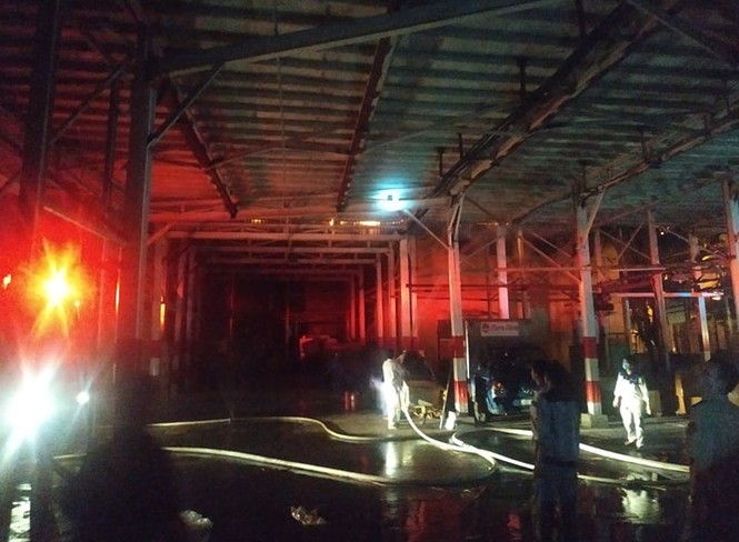 Cận cảnh vụ cháy lớn tại Công ty Cổ phần Bóng đèn Phích nước Rạng Đông - ảnh 5