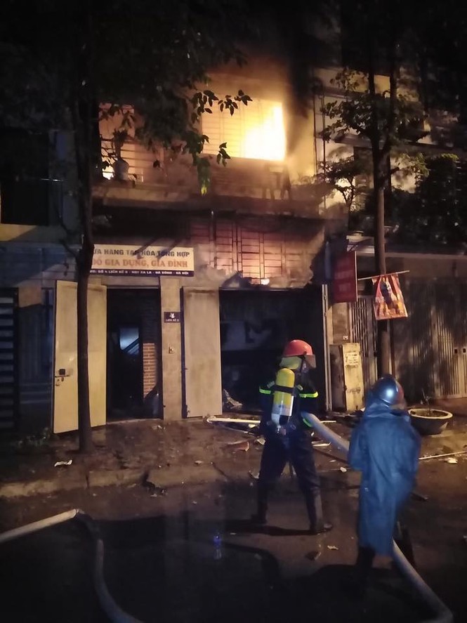Cháy lớn tại ngôi nhà 3 tầng trong khu đô thị Xa La, gia đình 4 người thoát chết - ảnh 1