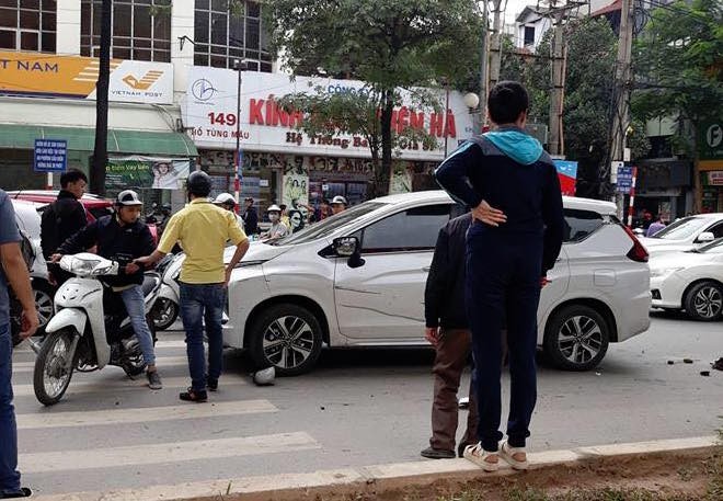 Xế hộp đâm liên hoàn 4 ô tô, xe máy ở Hà Nội - ảnh 2