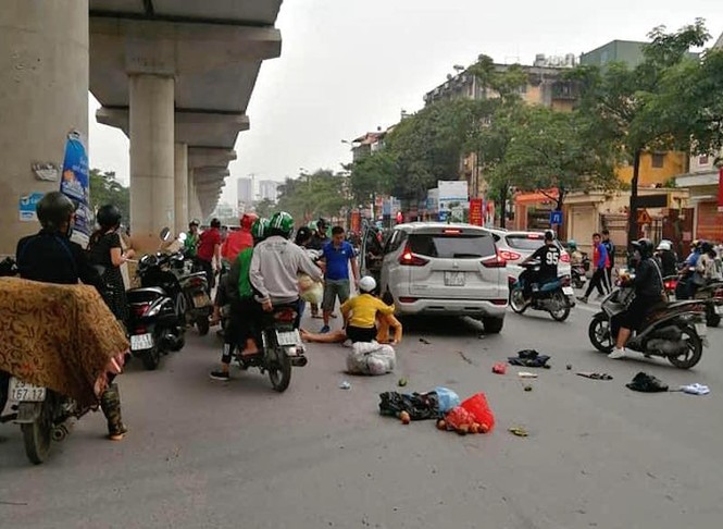Xế hộp đâm liên hoàn 4 ô tô, xe máy ở Hà Nội - ảnh 1