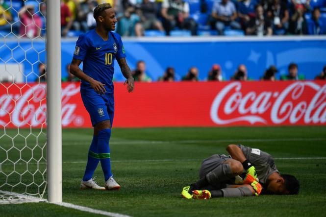 Coutinho, Neymar ghi bàn muộn, Brazil giành chiến thắng đầu tay - ảnh 11