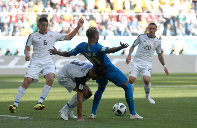 Coutinho, Neymar ghi bàn muộn, Brazil giành chiến thắng đầu tay - ảnh 13