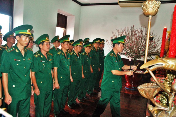 Cán bộ TPHCM dâng hương Chủ tịch Hồ Chí Minh dịp Tết Kỷ Hợi - ảnh 3