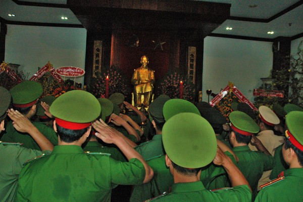 Cán bộ TPHCM dâng hương Chủ tịch Hồ Chí Minh dịp Tết Kỷ Hợi - ảnh 4