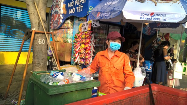 Những người phụ nữ 'quên Tết', lặng lẽ dọn rác đường hoa Nguyễn Huệ - ảnh 7