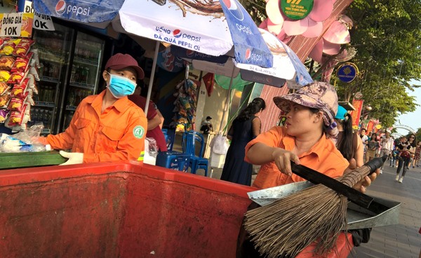 Những người phụ nữ 'quên Tết', lặng lẽ dọn rác đường hoa Nguyễn Huệ - ảnh 8