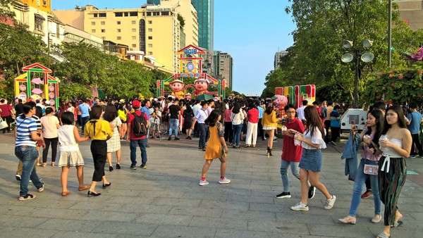 Những người phụ nữ 'quên Tết', lặng lẽ dọn rác đường hoa Nguyễn Huệ - ảnh 1