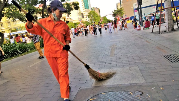 Những người phụ nữ 'quên Tết', lặng lẽ dọn rác đường hoa Nguyễn Huệ - ảnh 9