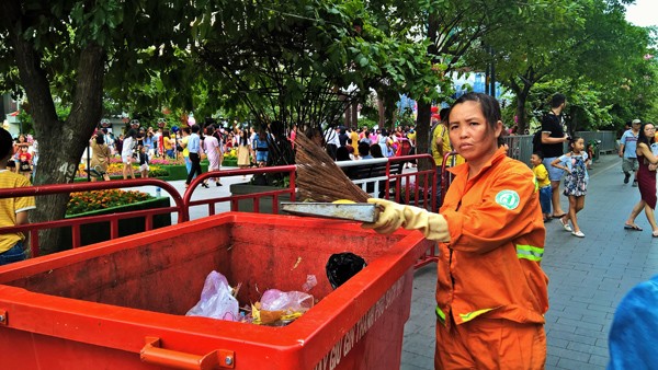 Những người phụ nữ 'quên Tết', lặng lẽ dọn rác đường hoa Nguyễn Huệ - ảnh 2