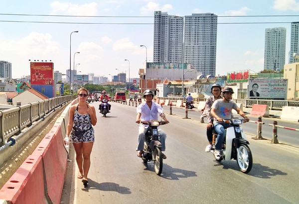 Sài Gòn lạ mắt ngày mồng Hai Tết Kỷ Hợi - ảnh 4