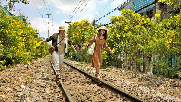Hai bên đường tàu ngập tràn sắc hoa ở TPHCM gây 'sốt' - ảnh 7