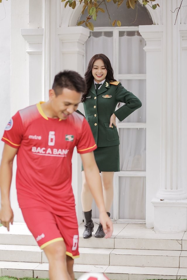 Cầu thủ Sông Lam cầu hôn cô bộ đội bằng... bóng - ảnh 1