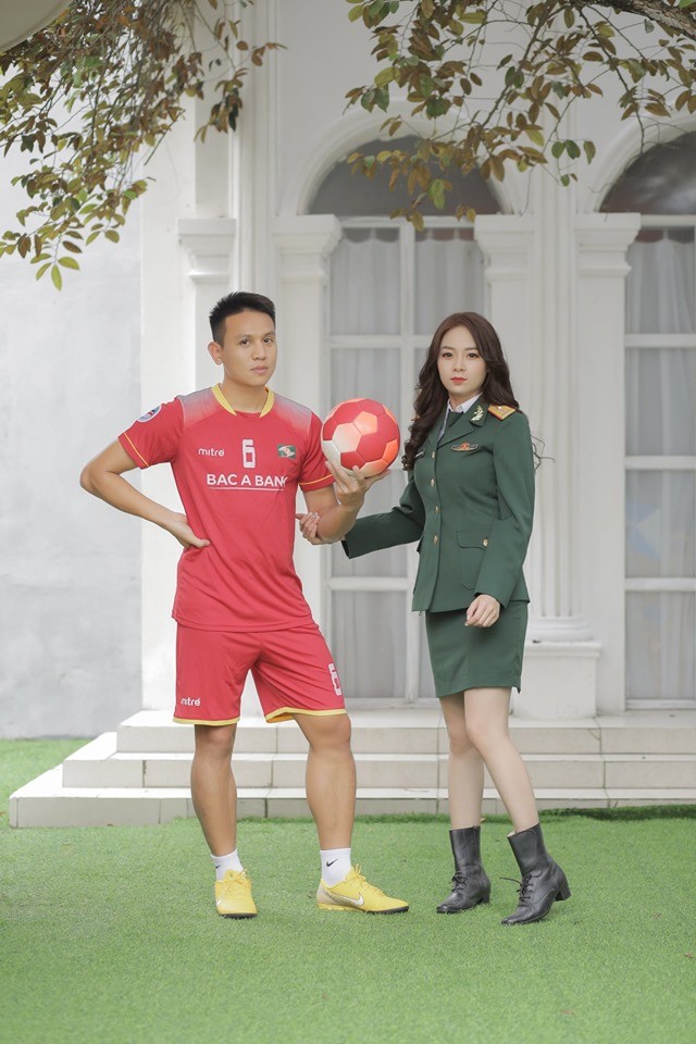 Cầu thủ Sông Lam cầu hôn cô bộ đội bằng... bóng - ảnh 4