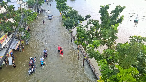 Mưa lớn kết hợp triều cường, đường phố Sài Gòn thành ‘sông’ - ảnh 1