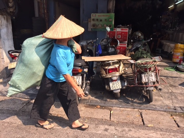 Người lao động Thủ đô chật vật mưu sinh dưới trưa hè 40 độ - ảnh 3