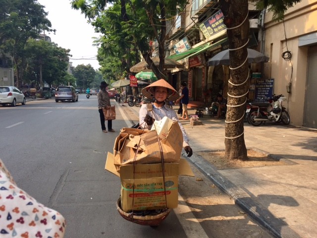 Người lao động Thủ đô chật vật mưu sinh dưới trưa hè 40 độ - ảnh 4