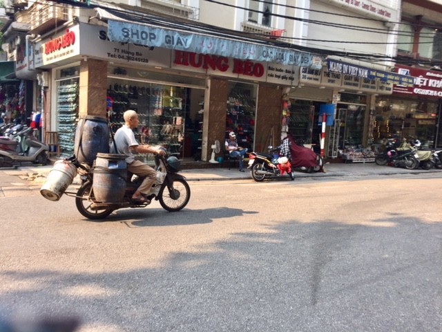 Người lao động Thủ đô chật vật mưu sinh dưới trưa hè 40 độ - ảnh 2