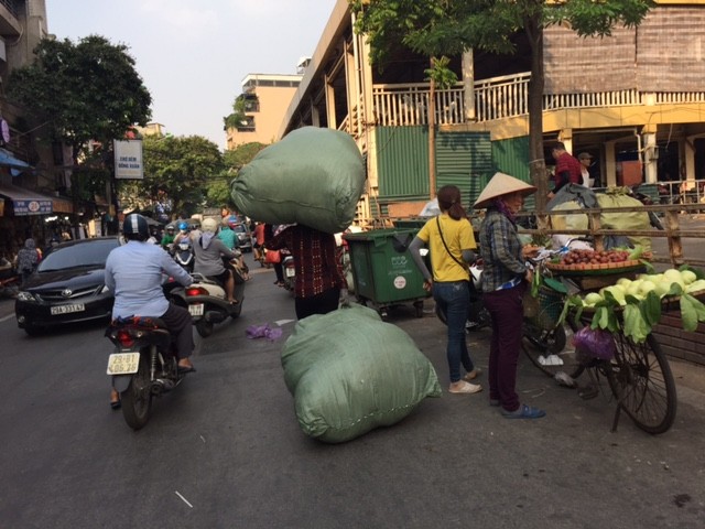 Người lao động Thủ đô chật vật mưu sinh dưới trưa hè 40 độ - ảnh 10
