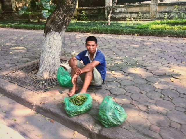 Người lao động Thủ đô chật vật mưu sinh dưới trưa hè 40 độ - ảnh 9
