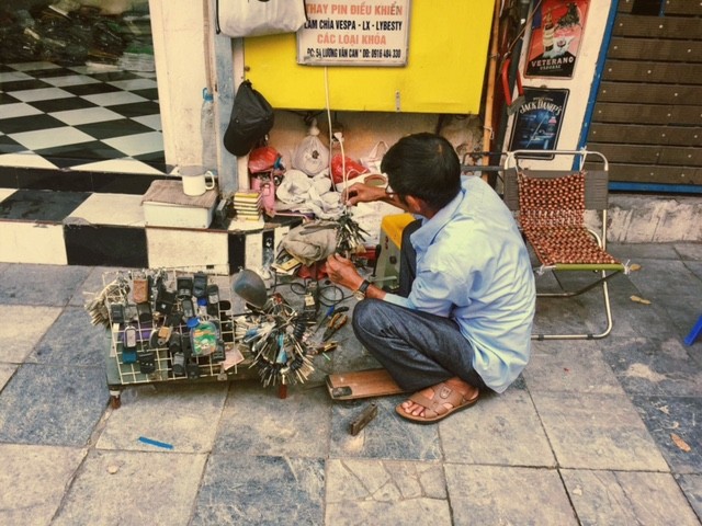 Người lao động Thủ đô chật vật mưu sinh dưới trưa hè 40 độ - ảnh 6